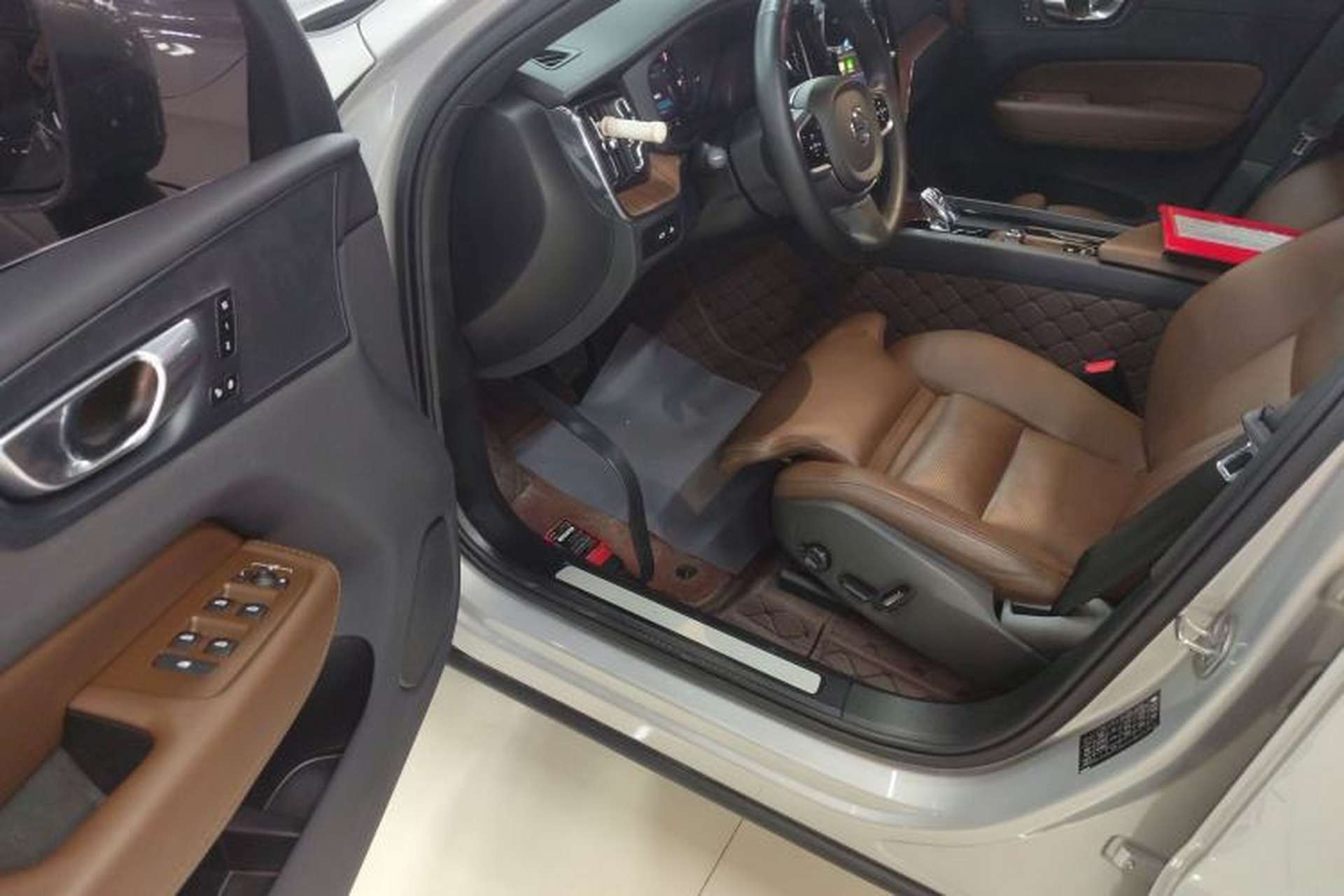 Used Volvo XC60 New Energy 2024 T8 Plug-in Hybrid Long-Range All-Wheel Drive Smart Luxury Edition Driver Seat