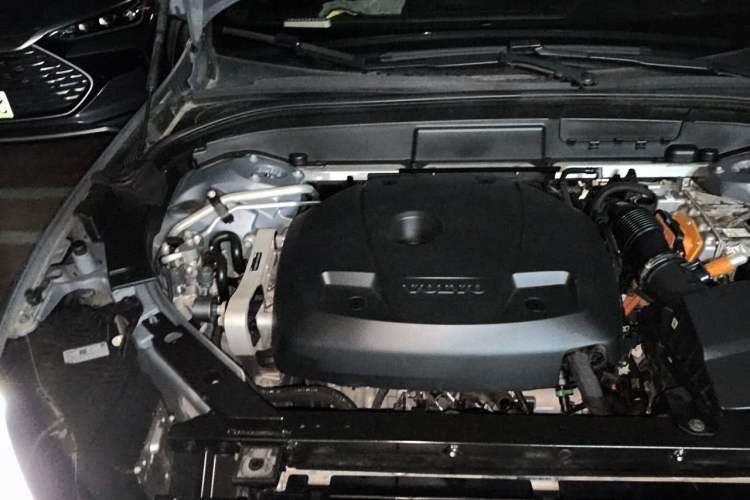Used Volvo XC60 New Energy 2024 T8 Plug-in Hybrid Long-Range All-Wheel Drive Smart Luxury Edition Engine Bay Right