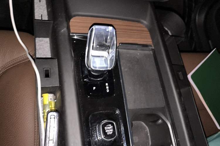 Used Volvo XC60 New Energy 2024 T8 Plug-in Hybrid Long-Range All-Wheel Drive Smart Luxury Edition Gear Lever
