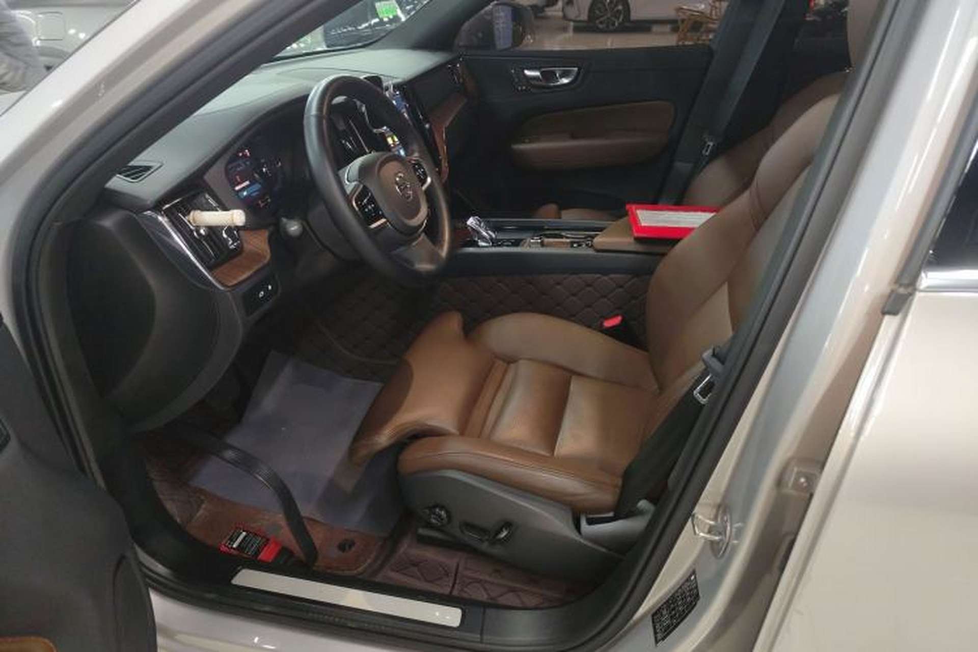 Used Volvo XC60 New Energy 2024 T8 Plug-in Hybrid Long-Range All-Wheel Drive Smart Luxury Edition Left Front Seat