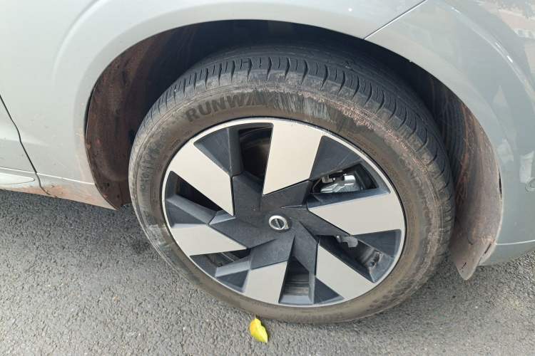 Used Volvo XC60 New Energy 2024 T8 Plug-in Hybrid Long-Range All-Wheel Drive Smart Luxury Edition Right Front Wheel Hub