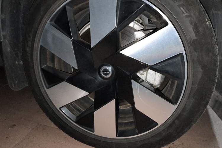 Used Volvo XC60 New Energy 2024 T8 Plug-in Hybrid Long-Range All-Wheel Drive Smart Luxury Edition Right Front Wheel Hub