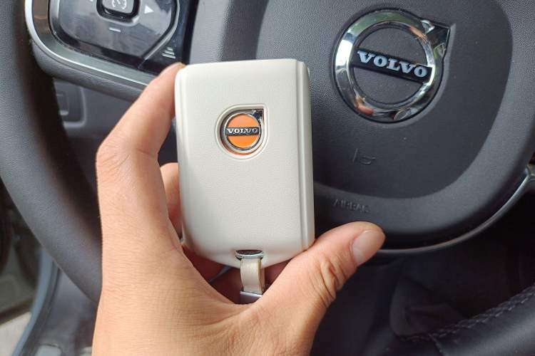 Used Volvo XC60 New Energy 2024 T8 Plug-in Hybrid Long-Range All-Wheel Drive Smart Luxury Edition Vehicle Key