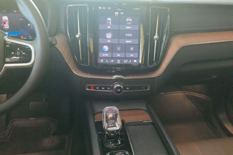 Used Volvo XC60 New Energy 2024 T8 Plug-in Hybrid Long-Range All-Wheel Drive Smart Luxury Edition Audio And AC Panel