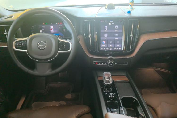 Used Volvo XC60 New Energy 2024 T8 Plug-in Hybrid Long-Range All-Wheel Drive Smart Luxury Edition Center Console