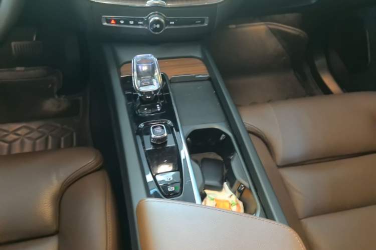 Used Volvo XC60 New Energy 2024 T8 Plug-in Hybrid Long-Range All-Wheel Drive Smart Luxury Edition Gear Lever