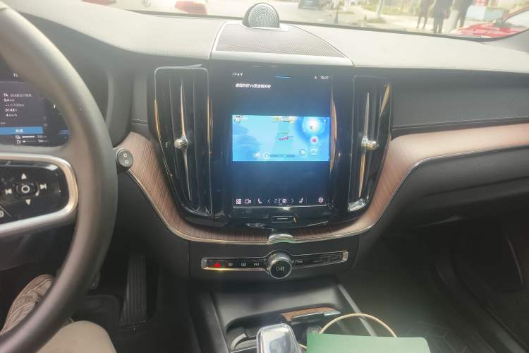 Used Volvo XC60 New Energy 2024 T8 Plug-in Hybrid Long-Range All-Wheel Drive Smart Luxury Edition Audio And AC Panel