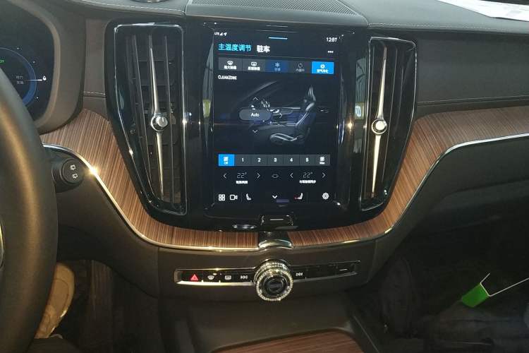 Used Volvo XC60 New Energy 2024 T8 Plug-in Hybrid Long-Range All-Wheel Drive Smart Luxury Edition Audio And AC Panel