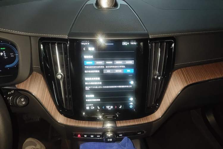 Used Volvo XC60 New Energy 2024 T8 Plug-in Hybrid Long-Range All-Wheel Drive Smart Luxury Edition Audio And AC Panel