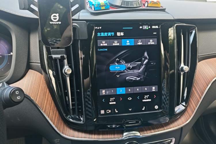 Used Volvo XC60 New Energy 2024 T8 Plug-in Hybrid Long-Range All-Wheel Drive Smart Luxury Edition Audio And AC Panel