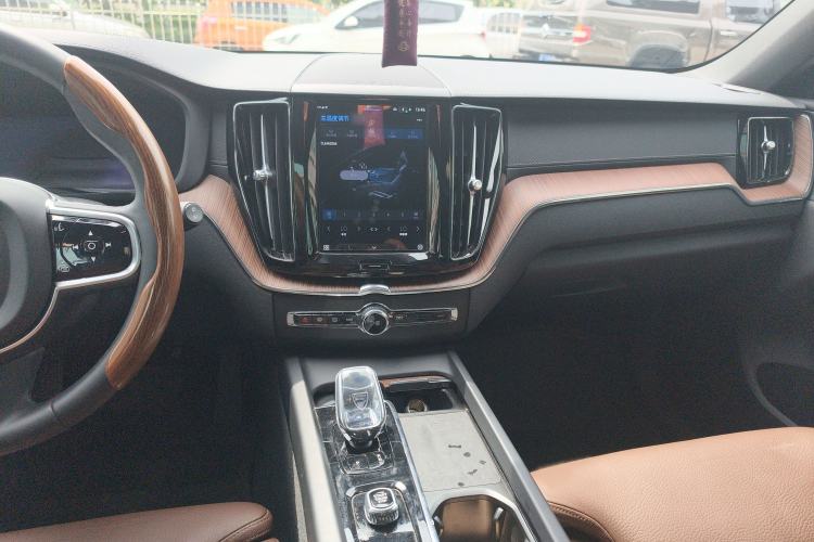Used Volvo XC60 New Energy 2024 T8 Plug-in Hybrid Long-Range All-Wheel Drive Smart Luxury Edition Audio And AC Panel