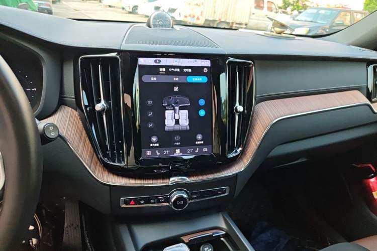 Used Volvo XC60 New Energy 2024 T8 Plug-in Hybrid Long-Range All-Wheel Drive Smart Luxury Edition Audio And AC Panel