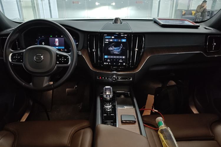 Used Volvo XC60 New Energy 2024 T8 Plug-in Hybrid Long-Range All-Wheel Drive Smart Luxury Edition Center Console