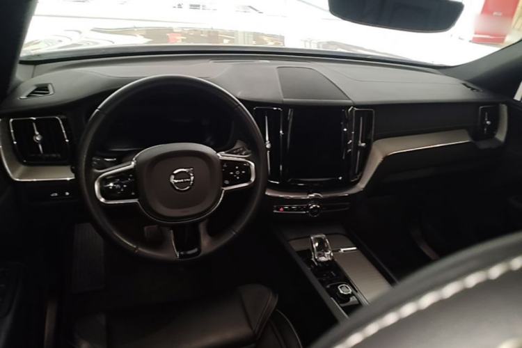 Used Volvo XC60 New Energy 2024 T8 Plug-in Hybrid Long-Range All-Wheel Drive Smart & Sporty Edition Center Console
