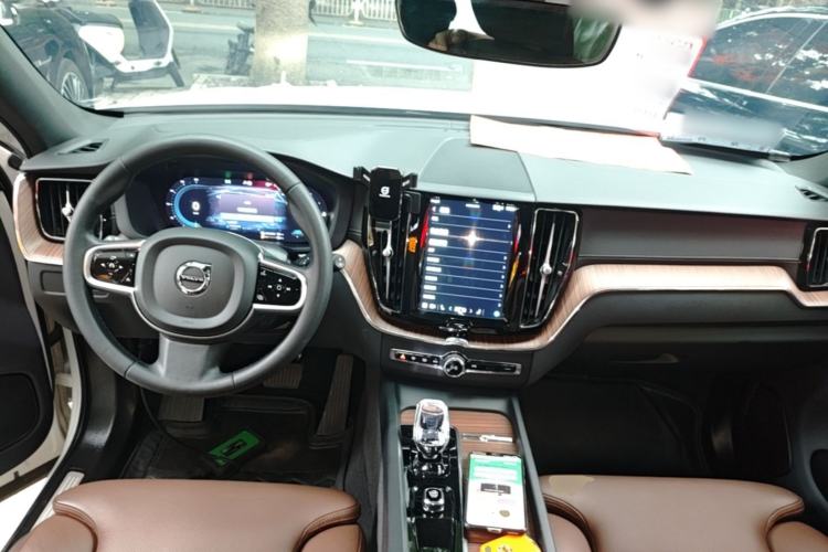 Used Volvo XC60 New Energy 2024 T8 Plug-in Hybrid Long-Range All-Wheel Drive Smart Luxury Edition Center Console