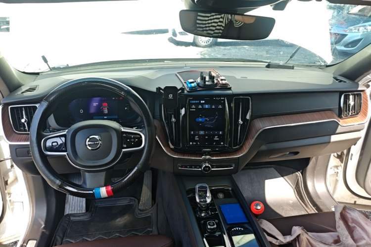Used Volvo XC60 New Energy 2024 T8 Plug-in Hybrid Long-Range All-Wheel Drive Smart Luxury Edition Center Console