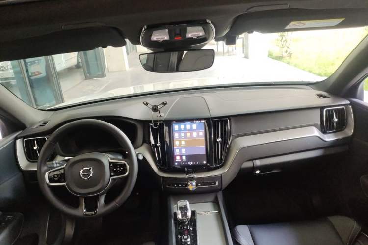 Used Volvo XC60 New Energy 2024 T8 Plug-in Hybrid Long-Range All-Wheel Drive Smart & Sporty Edition Center Console