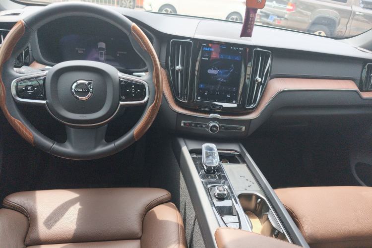 Used Volvo XC60 New Energy 2024 T8 Plug-in Hybrid Long-Range All-Wheel Drive Smart Luxury Edition Center Console