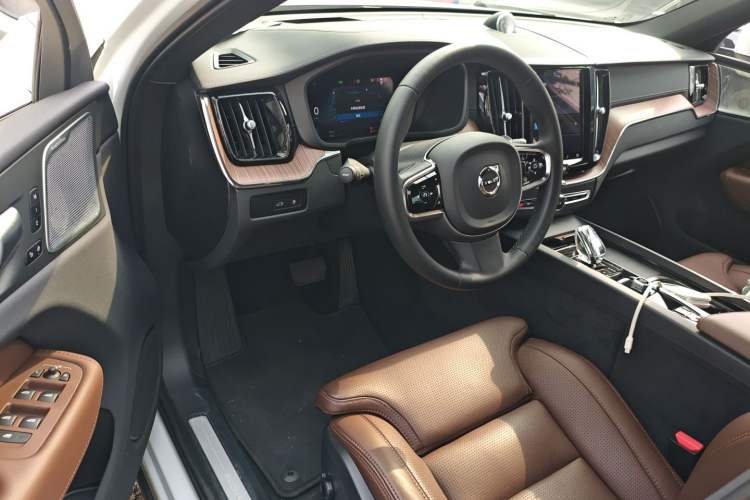 Used Volvo XC60 New Energy 2024 T8 Plug-in Hybrid Long-Range All-Wheel Drive Smart Luxury Edition Driver Seat