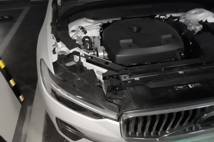 Used Volvo XC60 New Energy 2024 T8 Plug-in Hybrid Long-Range All-Wheel Drive Smart Luxury Edition Engine Bay Right