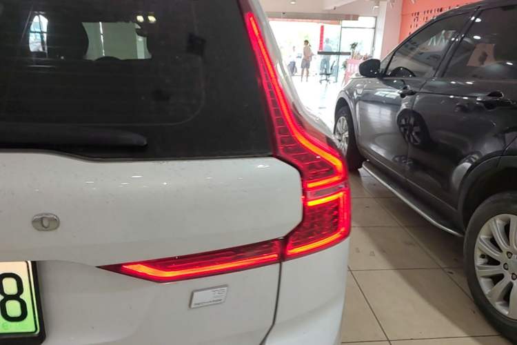 Used Volvo XC60 New Energy 2024 T8 Plug-in Hybrid Long-Range All-Wheel Drive Smart Luxury Edition Exterior 3