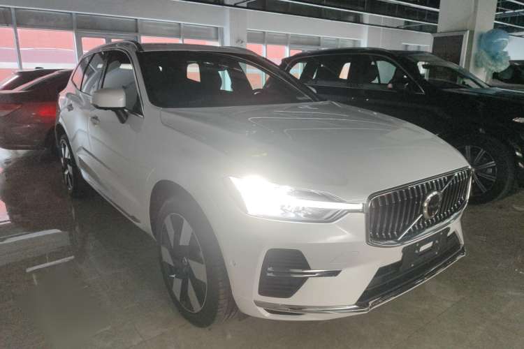 Used Volvo XC60 New Energy 2024 T8 Plug-in Hybrid Long-Range All-Wheel Drive Smart Luxury Edition Front Right 45 Deg