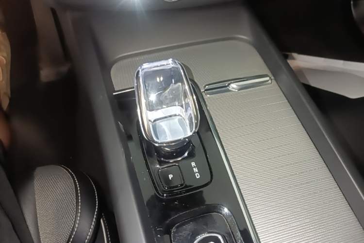 Used Volvo XC60 New Energy 2024 T8 Plug-in Hybrid Long-Range All-Wheel Drive Smart & Sporty Edition Gear Lever