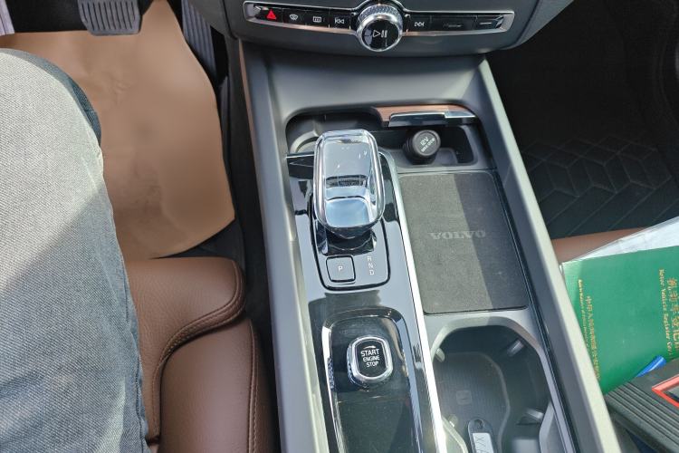 Used Volvo XC60 New Energy 2024 T8 Plug-in Hybrid Long-Range All-Wheel Drive Smart Luxury Edition Gear Lever