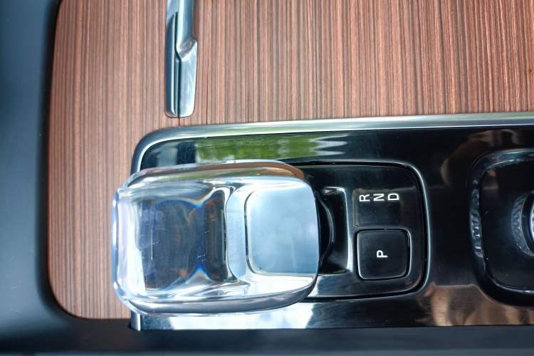 Used Volvo XC60 New Energy 2024 T8 Plug-in Hybrid Long-Range All-Wheel Drive Smart Luxury Edition Gear Lever