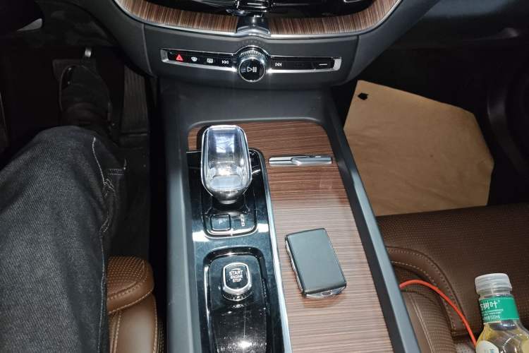 Used Volvo XC60 New Energy 2024 T8 Plug-in Hybrid Long-Range All-Wheel Drive Smart Luxury Edition Gear Lever