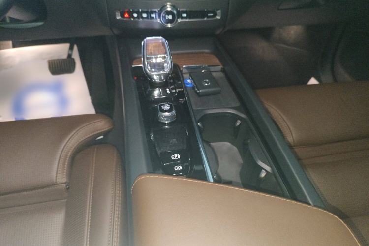 Used Volvo XC60 New Energy 2024 T8 Plug-in Hybrid Long-Range All-Wheel Drive Smart Luxury Edition Gear Lever