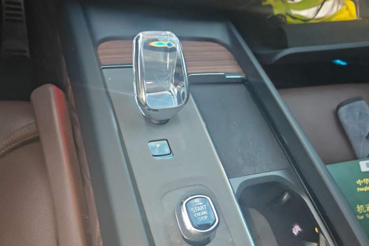 Used Volvo XC60 New Energy 2024 T8 Plug-in Hybrid Long-Range All-Wheel Drive Smart Luxury Edition Gear Lever