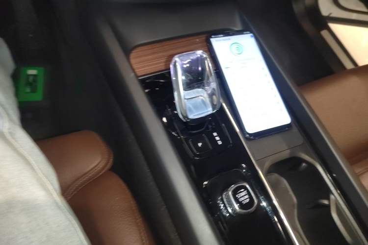 Used Volvo XC60 New Energy 2024 T8 Plug-in Hybrid Long-Range All-Wheel Drive Smart Luxury Edition Gear Lever