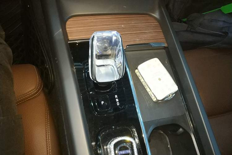 Used Volvo XC60 New Energy 2024 T8 Plug-in Hybrid Long-Range All-Wheel Drive Smart Luxury Edition Gear Lever
