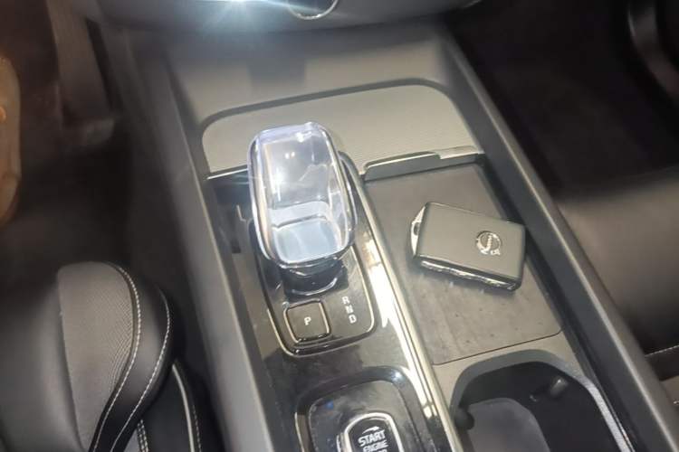 Used Volvo XC60 New Energy 2024 T8 Plug-in Hybrid Long-Range All-Wheel Drive Smart & Sporty Edition Gear Lever