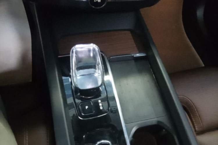 Used Volvo XC60 New Energy 2024 T8 Plug-in Hybrid Long-Range All-Wheel Drive Smart Luxury Edition Gear Lever
