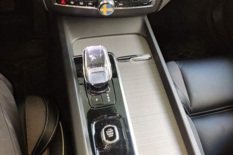 Used Volvo XC60 New Energy 2024 T8 Plug-in Hybrid Long-Range All-Wheel Drive Smart & Sporty Edition Gear Lever