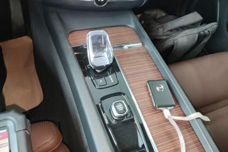 Used Volvo XC60 New Energy 2024 T8 Plug-in Hybrid Long-Range All-Wheel Drive Smart Luxury Edition Gear Lever