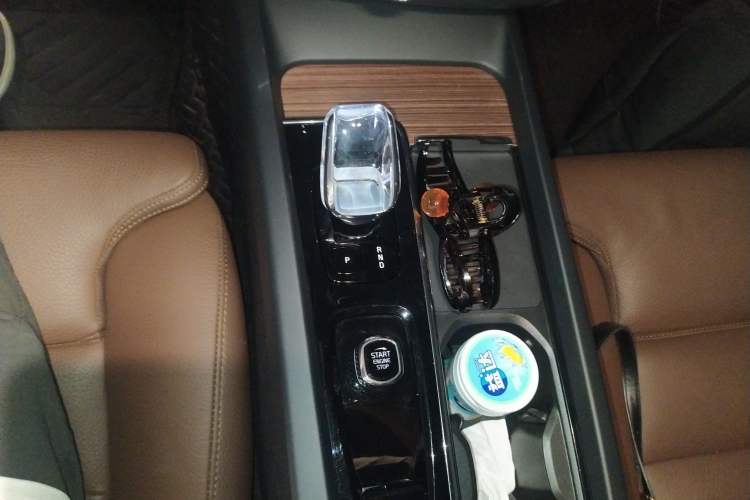 Used Volvo XC60 New Energy 2024 T8 Plug-in Hybrid Long-Range All-Wheel Drive Smart Luxury Edition Gear Lever