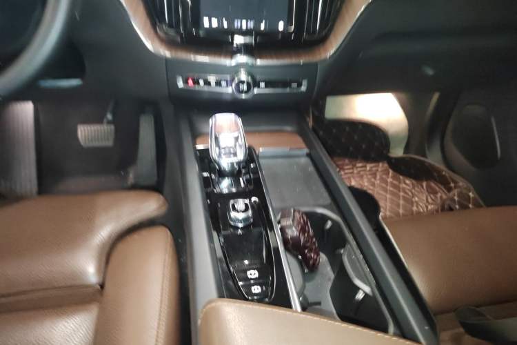 Used Volvo XC60 New Energy 2024 T8 Plug-in Hybrid Long-Range All-Wheel Drive Smart Luxury Edition Gear Lever
