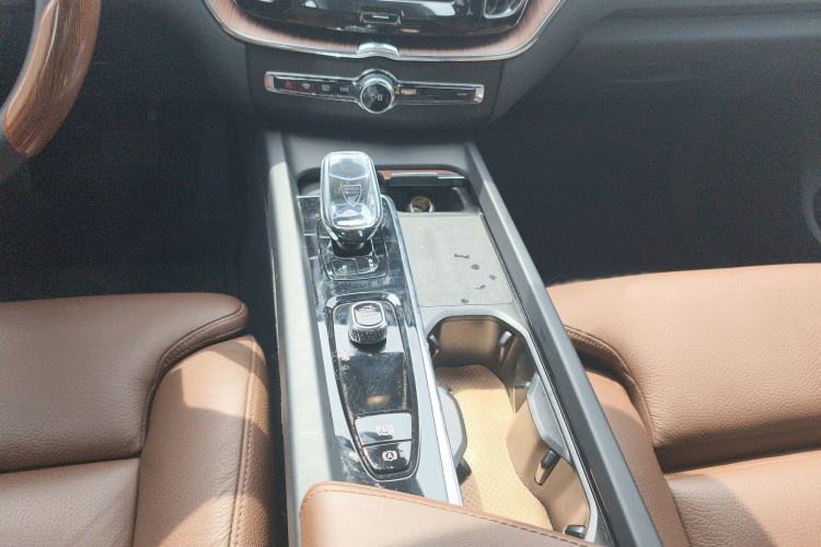 Used Volvo XC60 New Energy 2024 T8 Plug-in Hybrid Long-Range All-Wheel Drive Smart Luxury Edition Gear Lever