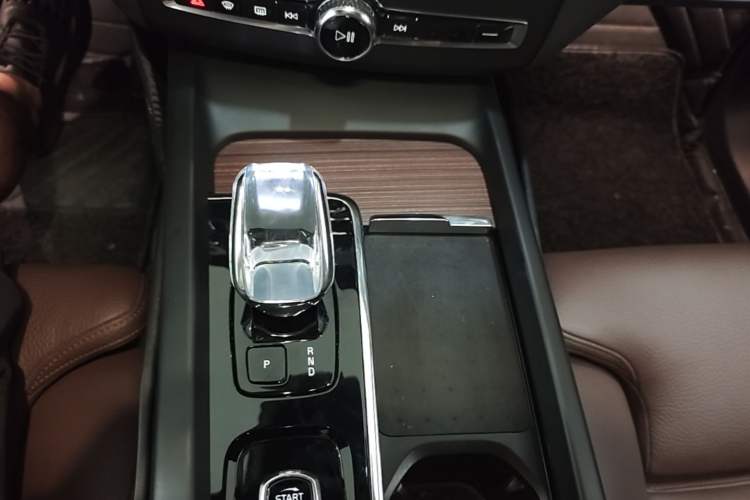 Used Volvo XC60 New Energy 2024 T8 Plug-in Hybrid Long-Range All-Wheel Drive Smart Luxury Edition Gear Lever
