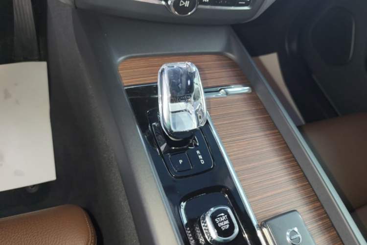 Used Volvo XC60 New Energy 2024 T8 Plug-in Hybrid Long-Range All-Wheel Drive Smart Luxury Edition Gear Lever