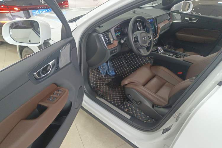 Used Volvo XC60 New Energy 2024 T8 Plug-in Hybrid Long-Range All-Wheel Drive Smart Luxury Edition Interior 3