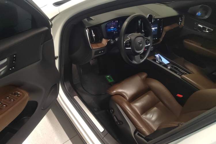 Used Volvo XC60 New Energy 2024 T8 Plug-in Hybrid Long-Range All-Wheel Drive Smart Luxury Edition Interior 3