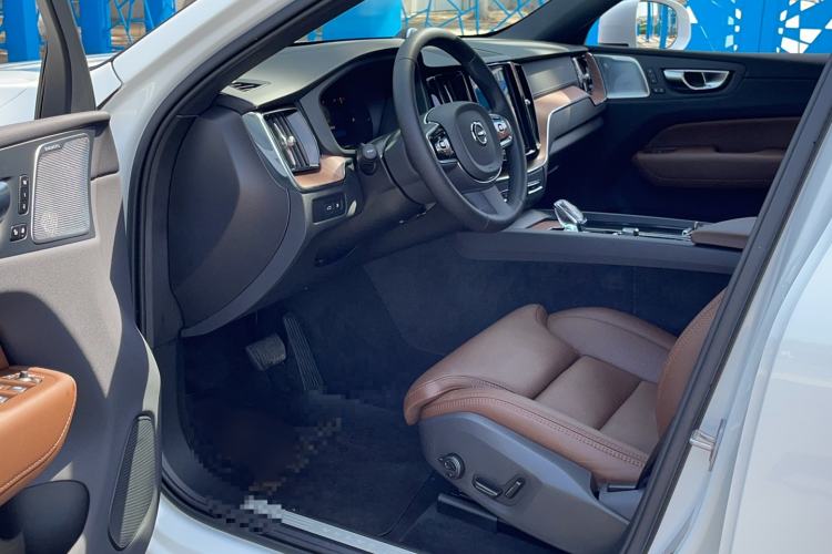 Used Volvo XC60 New Energy 2024 T8 Plug-in Hybrid Long-Range All-Wheel Drive Smart Luxury Edition Interior 3