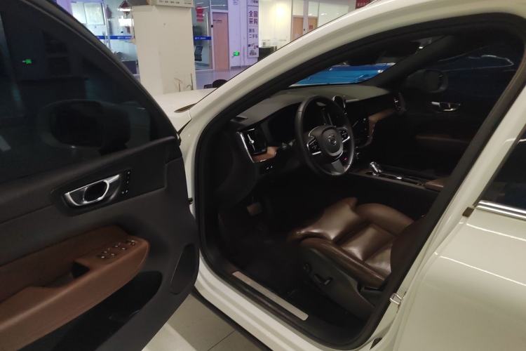 Used Volvo XC60 New Energy 2024 T8 Plug-in Hybrid Long-Range All-Wheel Drive Smart Luxury Edition Interior 3