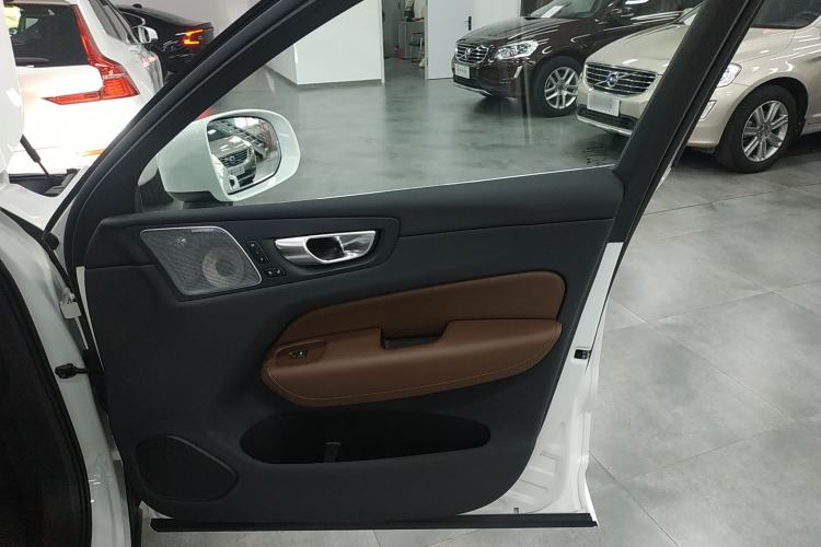 Used Volvo XC60 New Energy 2024 T8 Plug-in Hybrid Long-Range All-Wheel Drive Smart Luxury Edition Interior 5