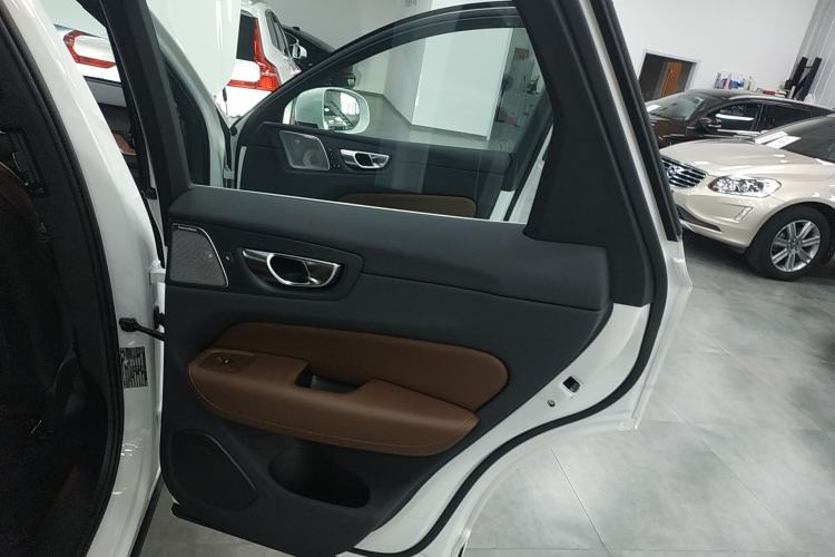 Used Volvo XC60 New Energy 2024 T8 Plug-in Hybrid Long-Range All-Wheel Drive Smart Luxury Edition Interior 6