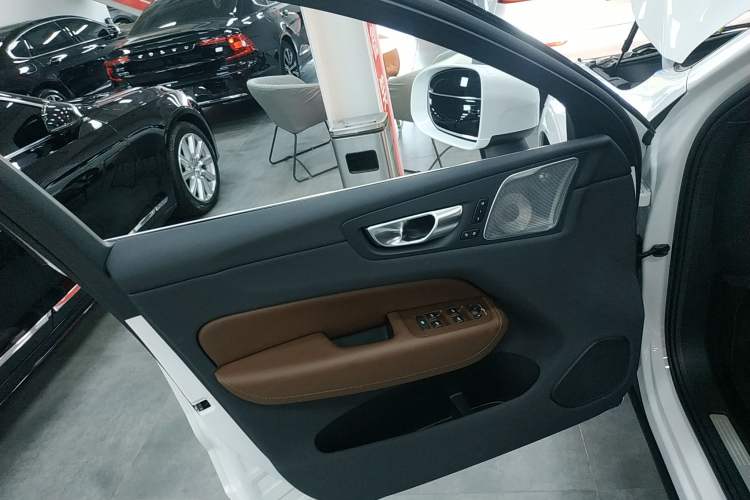 Used Volvo XC60 New Energy 2024 T8 Plug-in Hybrid Long-Range All-Wheel Drive Smart Luxury Edition Interior 7